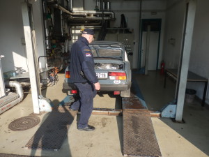 Kontrola na na heveru v garáži na srbské hranici po příjezdu z provincie Kosovo...