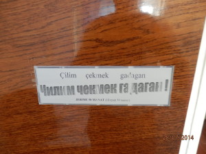 Asi tam píšou, abych v tom státním hotelu něco nerozbyl nebo nevzal. Že by se báli o své malé roztomilé zvířátka poskakující po stoletém koberci...:-))?