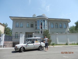 Před CZ velvyslanectvím v Taškentu