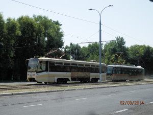 Asi poprvé v životě jsem viděl tramvajovou "voodtahovku"...:-). Jinak ta zadní tramvaj je možná modernizovaná česká Tatra ze Smíchova, nevím...