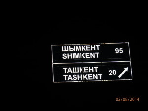 Po ujetí cca 200km od Taškentu vč. přejezdu hranice do Kazachstánu, bylo možno v noci vidět tento ukazatel... Bohužel tato "červená" komunikace je cizincům nyní uzavřena...