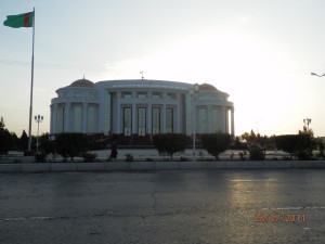 Opět turkmenské "státní" baroko... Turkmenabát.