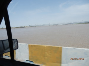 Řeka Amudarja je z pontonu vidět docela z blízka...