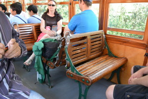 Pěkná vychytávka v historické tramvaji z roku 1938- sedačky jsou mechanicky polohovatelné dle směru momentální jízdy...