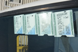 U nákladních vozů vymyslel místní úřední šiml v rámci naplnění státního rozpočtu poplatek za všechno možné na co si jen vzpomněl, včetně předplaty km které chcete najezdit předem!!! Je hezké jak se vlády jednotlivých států snaží co nejvíce zdražit dopravcům jejich podnikání aby mohli nemajetným občanům přispět na drahé rohlíky, které jsou čím dál dražší kvůli stále se zvyšujícím taxám pro dopravce... U nás se například o 106 dotuje osobní doprava, aby lidé měli levnější jízdné, na úkor stálého zdražování té "závadné čoudící" nákladní(tedy vozící např. ty rohlíky...). Ve finále si spoustu zemědělců samozřejmě za dotace kupovalo úplně něco jiného než zemědělské stroje, dopravci pak provozující nákladní a osobní dopravu dohromady také né vždy jen nové autobusy... Jenže kdyby se celá věc nenechala prostě a jednoduše čistě kapitalistickému systému aby sám trh udělal pořádek a pěkně státně socialisticky neregulovala od lidí kteří v životě nepodnikali a nebo problémům naprosto nerozumí, co by pak vlastně ti lidé resp lidé kteří takový nesmyslný systém uvádějí do praxe a kontrolují dělali že...?