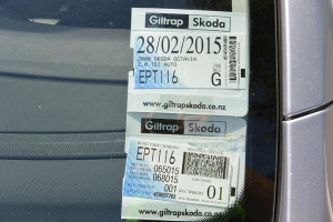 Rozdíl mezi cenou benzínu a nafty motoristé užívající levnější palivo doplácejí v poplatku za ujeté km!! Každý km který chcete ujet, si předem předplatíte např. na poště. kde dostanete i příslušnou známku, kterou si nalepíte na přední okno, sloupnete starou a s úsměvem můžete vyrazit třeba na výlet za babičkou...:-). Řešení vskutku geniální a pokrokové... S nadsázkou mi to připomíná krapet některé slepé větvě ve vývoji druhů na zapomenutých místech naší zeměkoule...