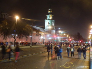 Lidé se na hlavní náměstí scházeli ze všech koutů metropole dlouho do noci. Santa Lucia, Santiago