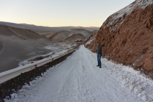 Vypadá to jako sníh ale není to sníh. Sůl vzlínající na povrchu cesty, San Pedro de Atacama
