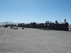 Podnikatelský záměr kdysi nevyšel (v dolech přestali mít co dolovat) a tak lokomotivy zůstaly už napořád zanechané v poušti, Bolívie