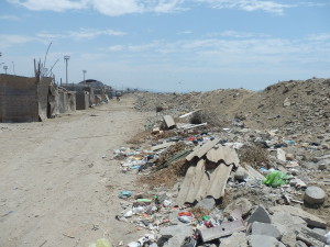 Pláž v Peru. Hned za valem z odpadků je moře...