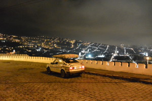 Noční Quito z kopce El Panicillo (3016m)