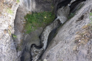 Poměrně široká řeka se u města Báňos promění v tento hluboký kaňón