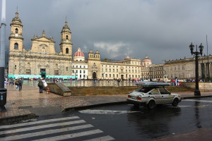 Hlavní náměstí v Bogotě, policie měla minutu pochopení...